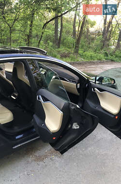 Лифтбек Tesla Model S 2015 в 