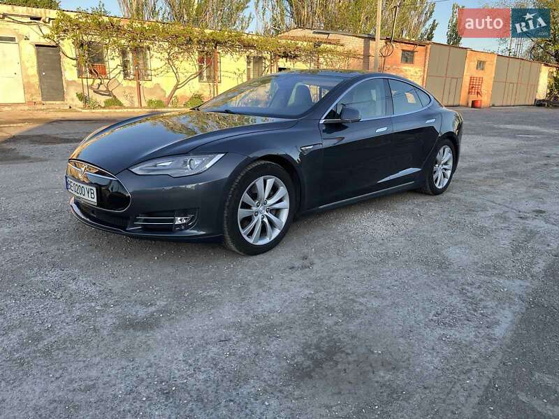 Tesla Model S 2016