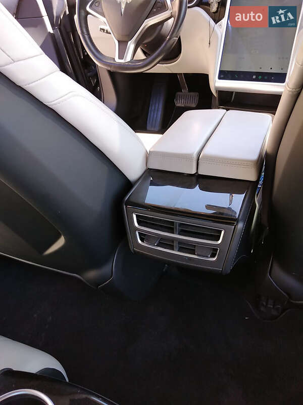 Лифтбек Tesla Model S 2016 в Николаеве