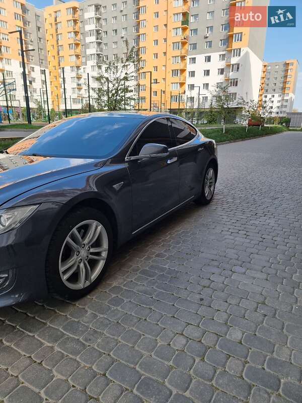 Лифтбек Tesla Model S 2015 в Виннице