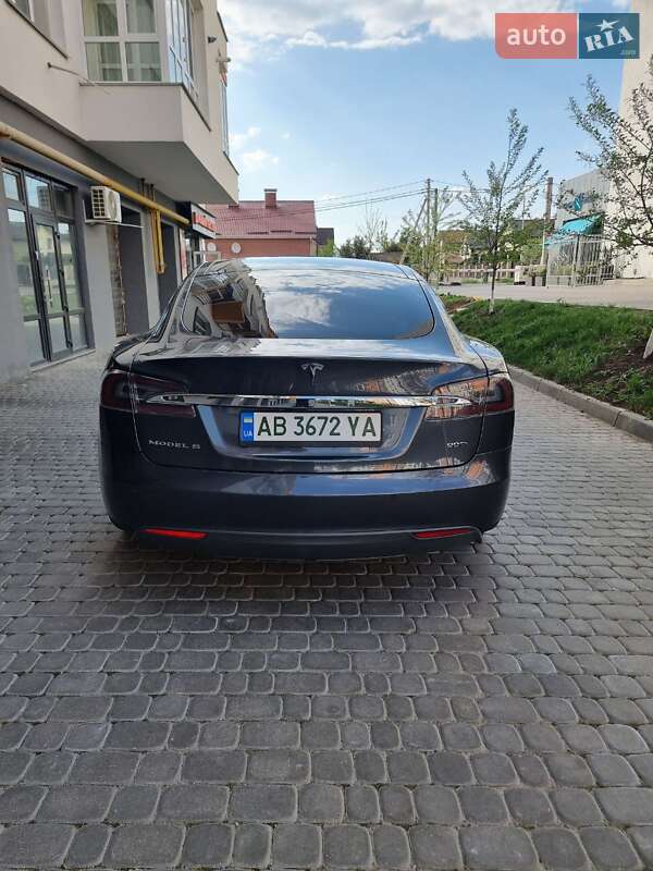 Лифтбек Tesla Model S 2015 в Виннице
