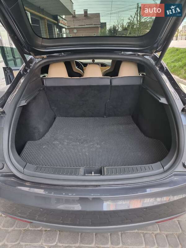 Лифтбек Tesla Model S 2015 в Виннице