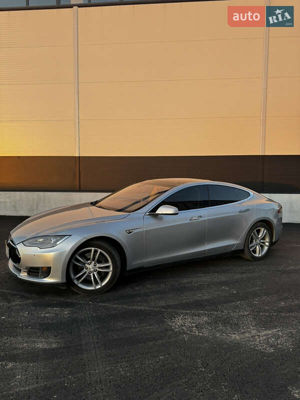 Лифтбек Tesla Model S 2014 в Киеве