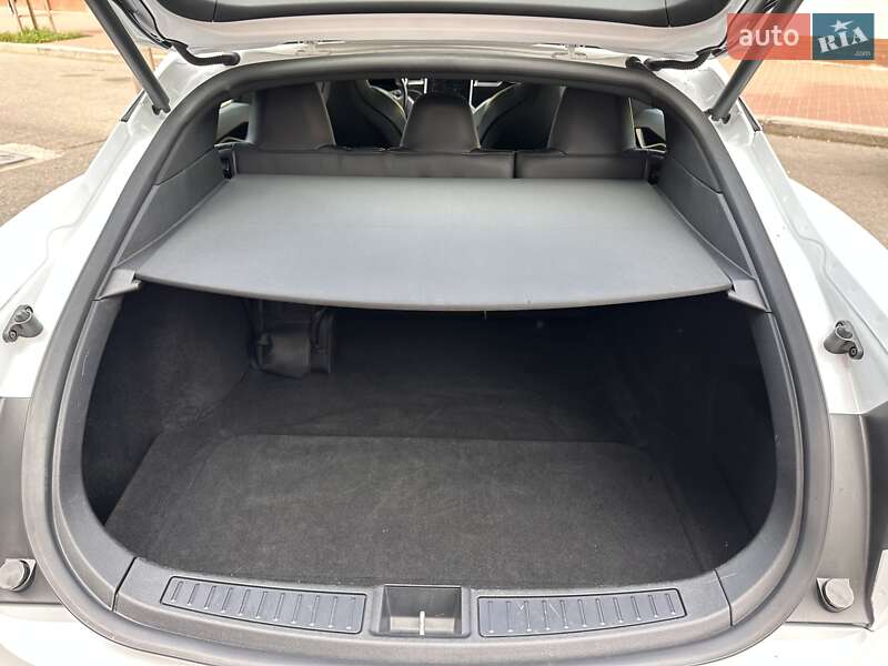 Лифтбек Tesla Model S 2018 в Киеве