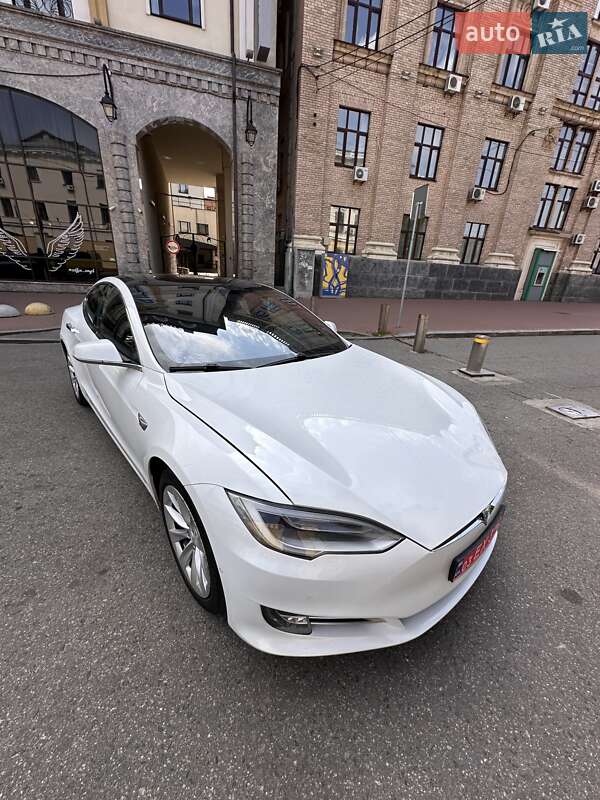 Лифтбек Tesla Model S 2018 в Киеве