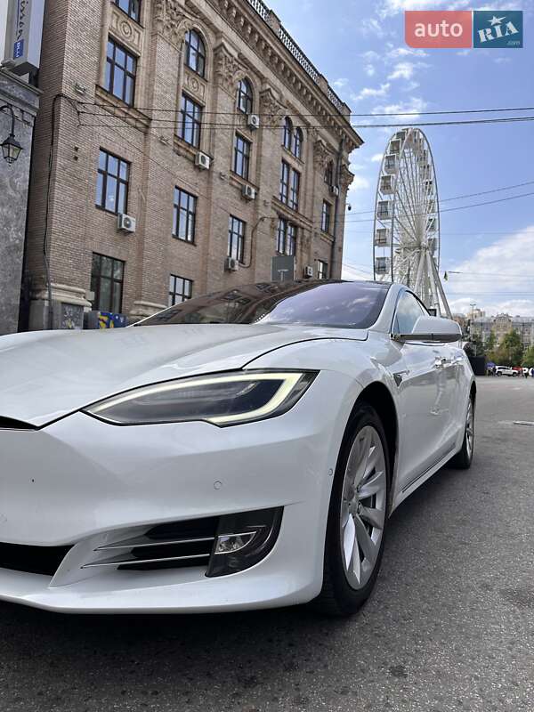 Лифтбек Tesla Model S 2018 в Киеве