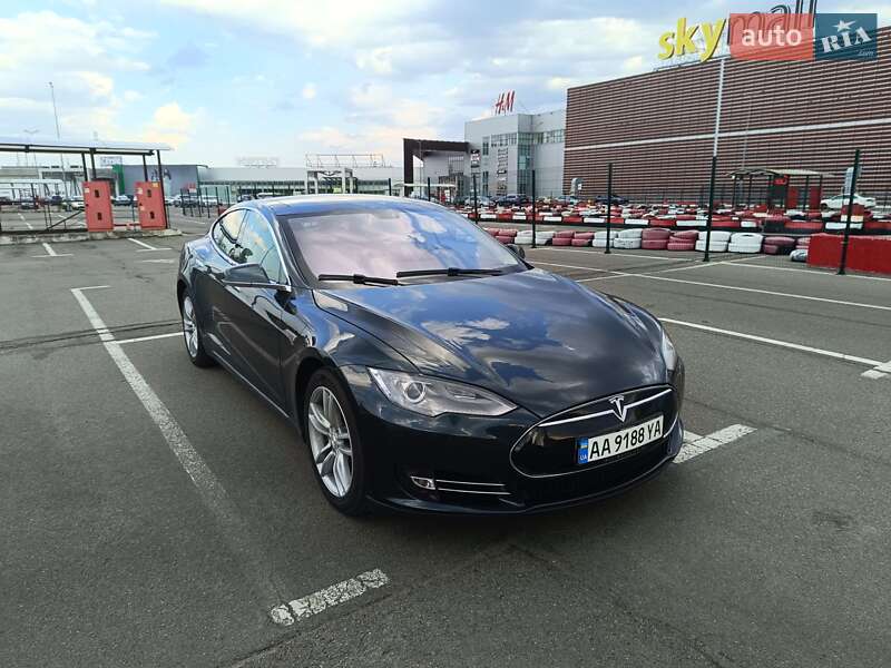 Лифтбек Tesla Model S 2014 в Киеве