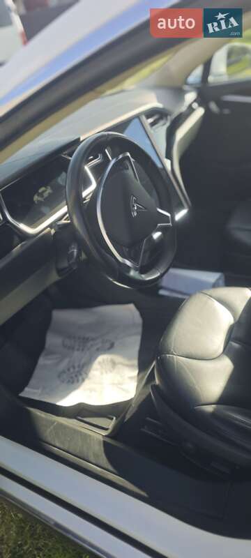 Лифтбек Tesla Model S 2014 в Новояворовске