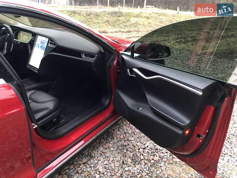 Лифтбек Tesla Model S 2014 в Саврани