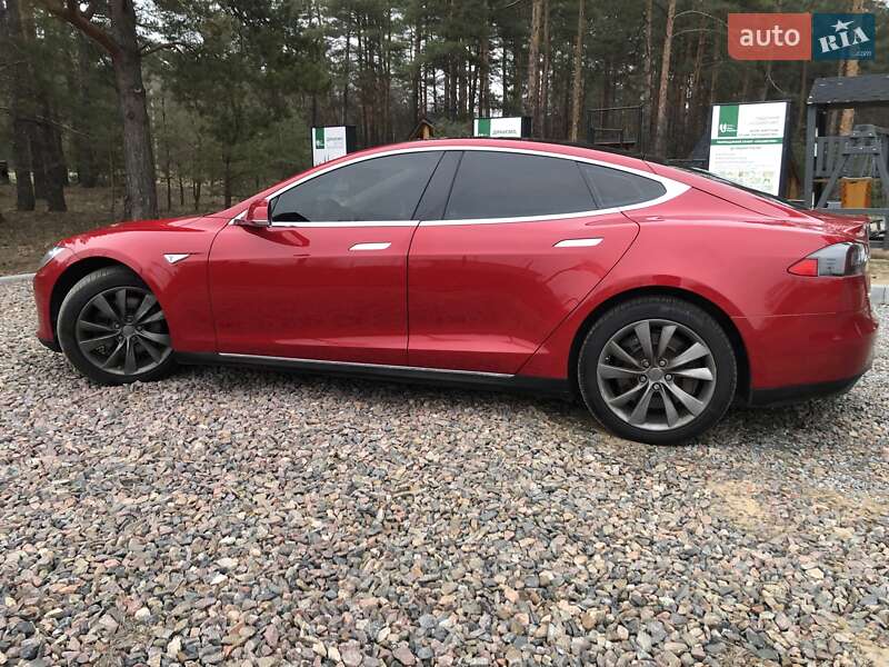 Лифтбек Tesla Model S 2014 в Саврани