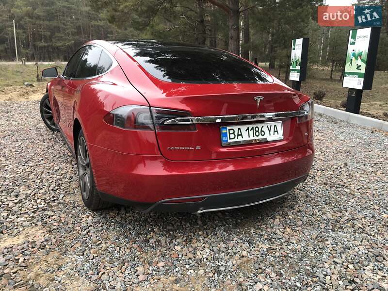 Лифтбек Tesla Model S 2014 в Саврани