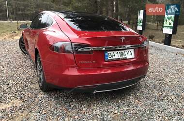 Лифтбек Tesla Model S 2014 в 