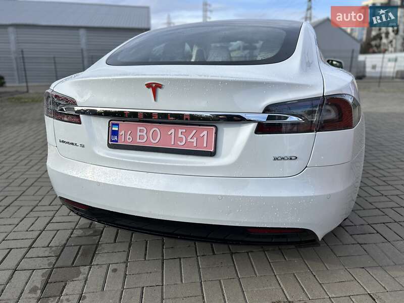 Лифтбек Tesla Model S 2017 в Львове
