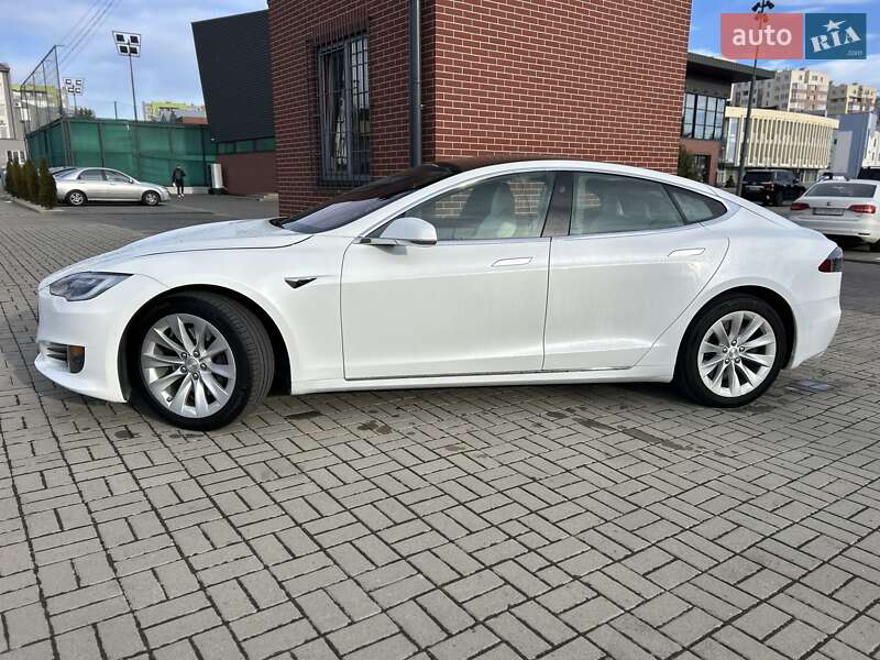 Лифтбек Tesla Model S 2017 в Львове
