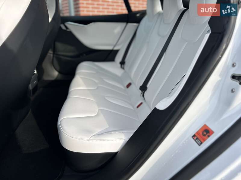 Лифтбек Tesla Model S 2017 в Львове