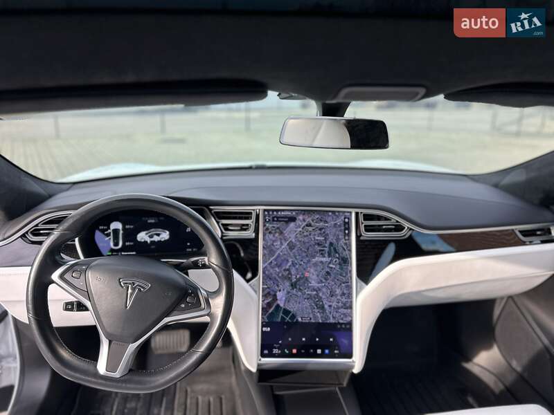 Лифтбек Tesla Model S 2017 в Львове