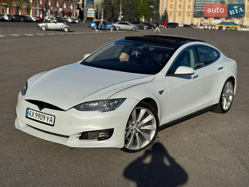 Ліфтбек Tesla Model S 2013 в 