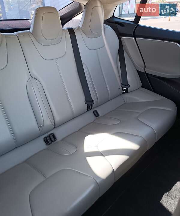 Ліфтбек Tesla Model S 2015 в Одесі фото 17 Ліфтбек Tesla Model S 2015 в Одесі