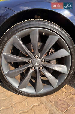 Лифтбек Tesla Model S 2013 в 