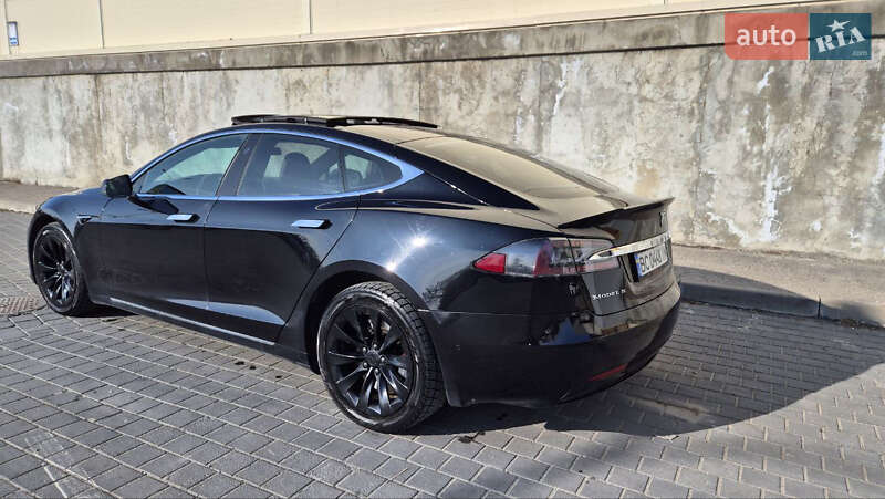 Лифтбек Tesla Model S 2017 в Львове