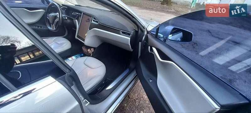 Лифтбек Tesla Model S 2015 в Львове