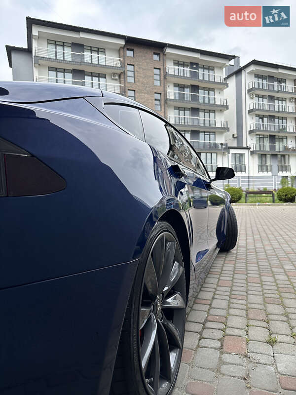 Лифтбек Tesla Model S 2016 в Львове