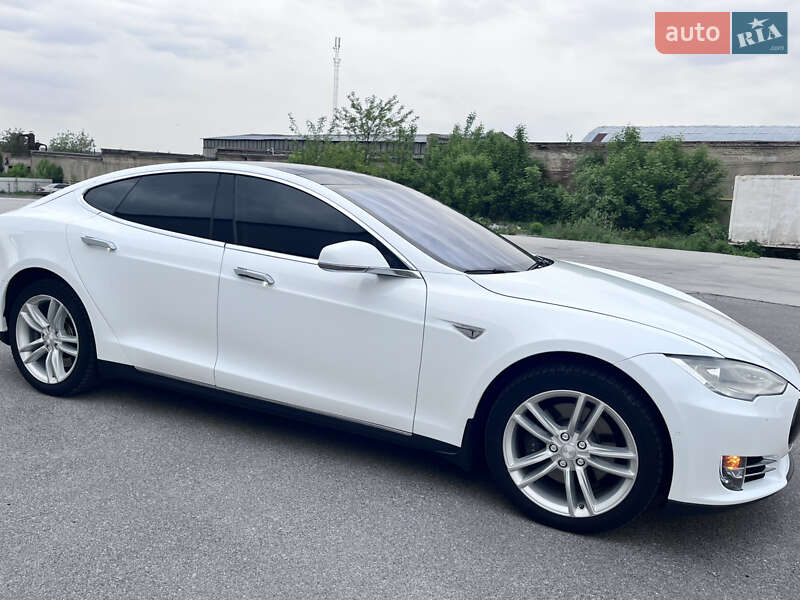 Лифтбек Tesla Model S 2015 в Виннице