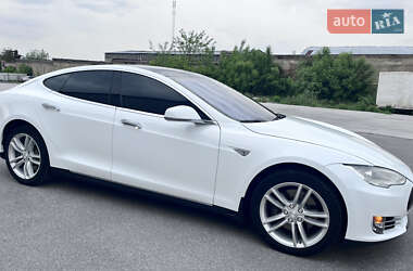 Лифтбек Tesla Model S 2015 в 