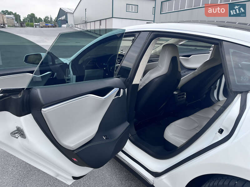 Лифтбек Tesla Model S 2015 в Виннице
