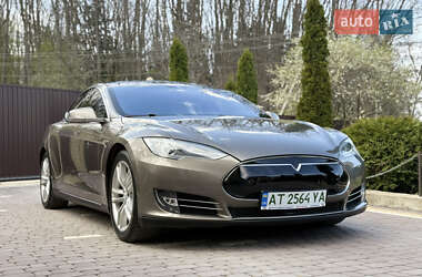 Лифтбек Tesla Model S 2015 в Косове