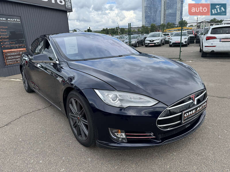 Лифтбек Tesla Model S 2015 в Киеве