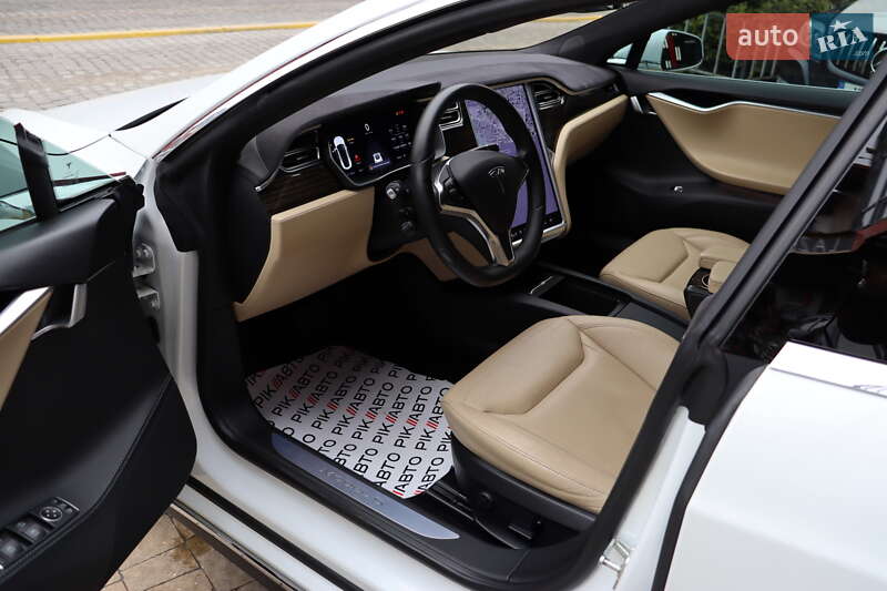 Лифтбек Tesla Model S 2016 в Львове