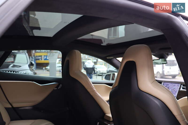 Лифтбек Tesla Model S 2016 в Львове