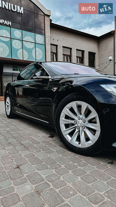 Лифтбек Tesla Model S 2018 в Черновцах