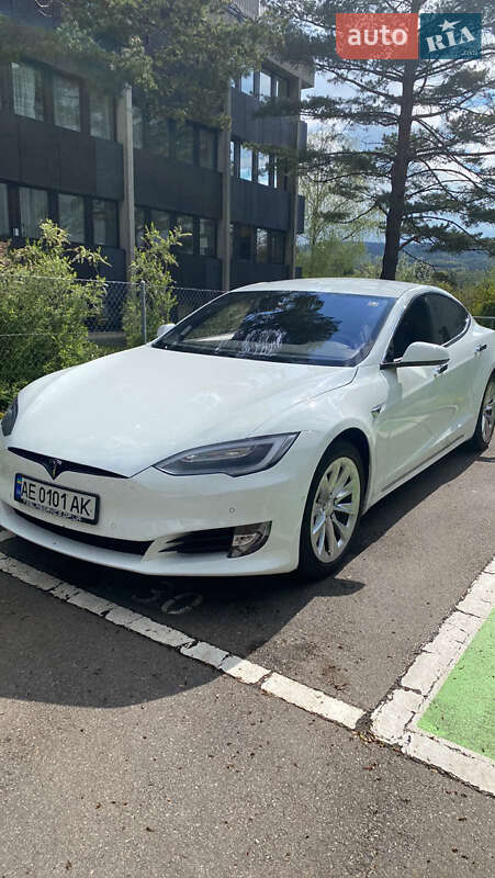 Ліфтбек Tesla Model S 2016 в Ужгороді