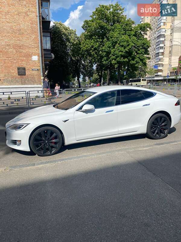 Лифтбек Tesla Model S 2016 в Киеве