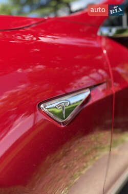 Лифтбек Tesla Model S 2015 в 