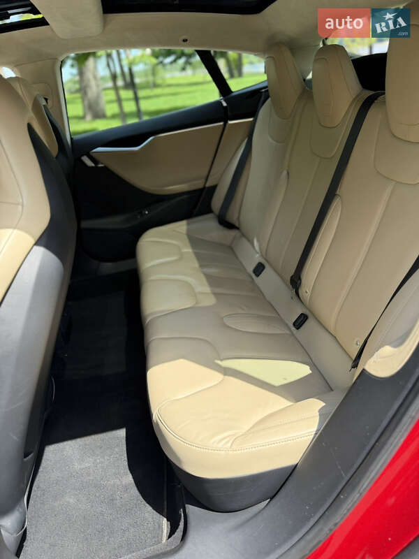 Лифтбек Tesla Model S 2015 в Киеве