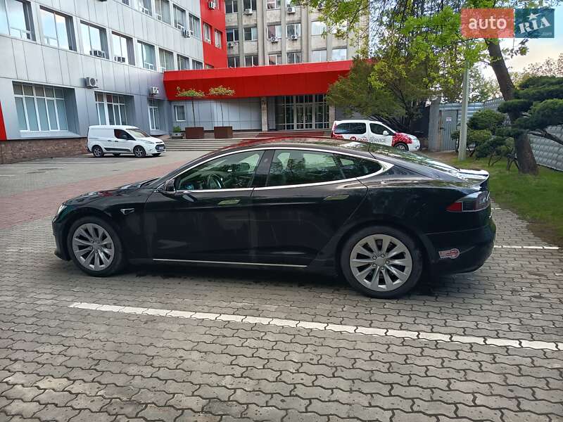 Лифтбек Tesla Model S 2018 в Львове