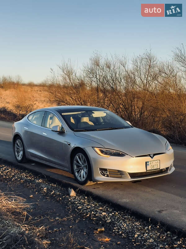 Ліфтбек Tesla Model S 2016 в Івано-Франківську