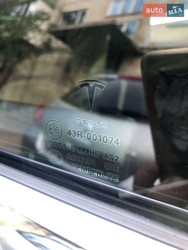 Лифтбек Tesla Model S 2016 в Киеве фото 43 Лифтбек Tesla Model S 2016 в Киеве