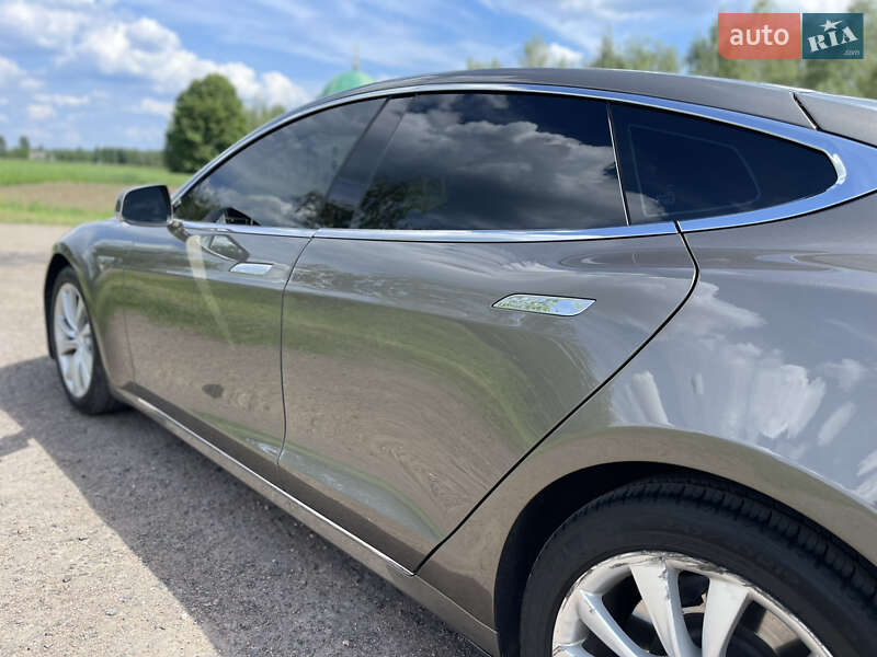 Лифтбек Tesla Model S 2016 в Киеве