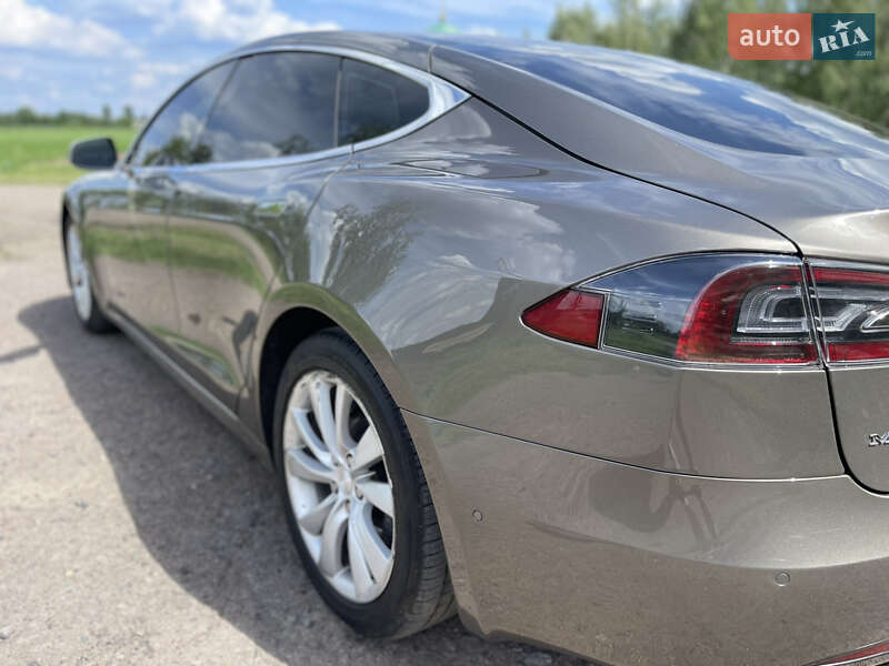 Лифтбек Tesla Model S 2016 в Киеве