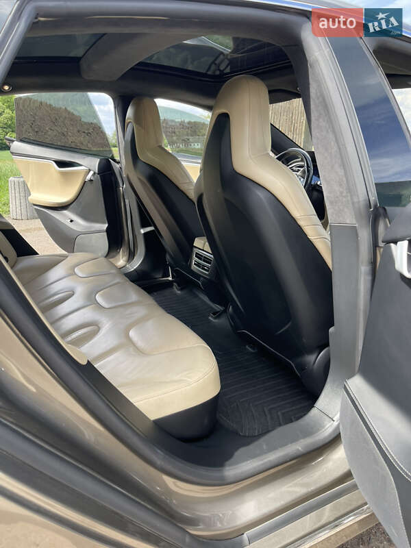 Лифтбек Tesla Model S 2016 в Киеве