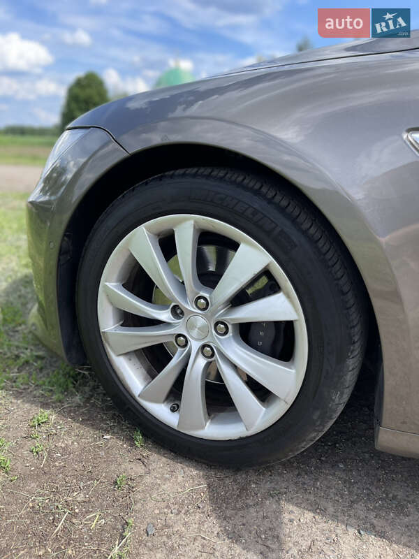Лифтбек Tesla Model S 2016 в Киеве