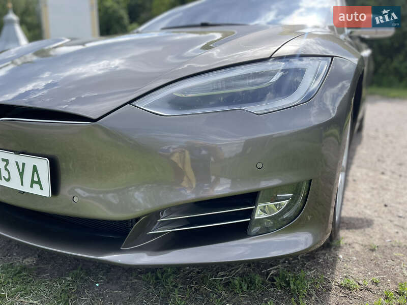 Лифтбек Tesla Model S 2016 в Киеве