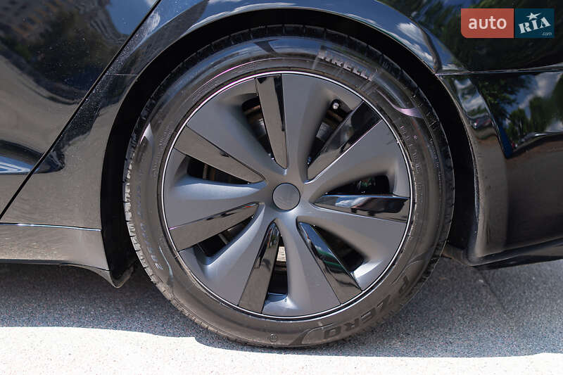 Лифтбек Tesla Model S 2023 в Киеве