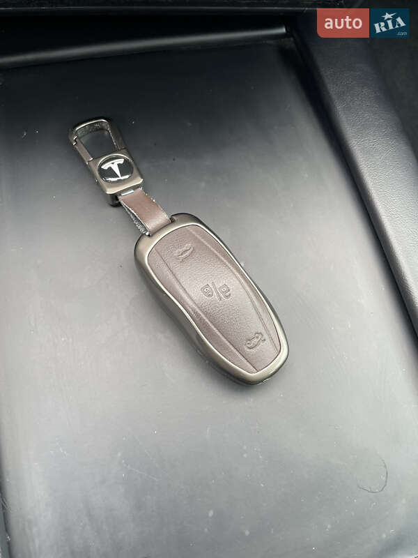 Лифтбек Tesla Model S 2016 в Виннице