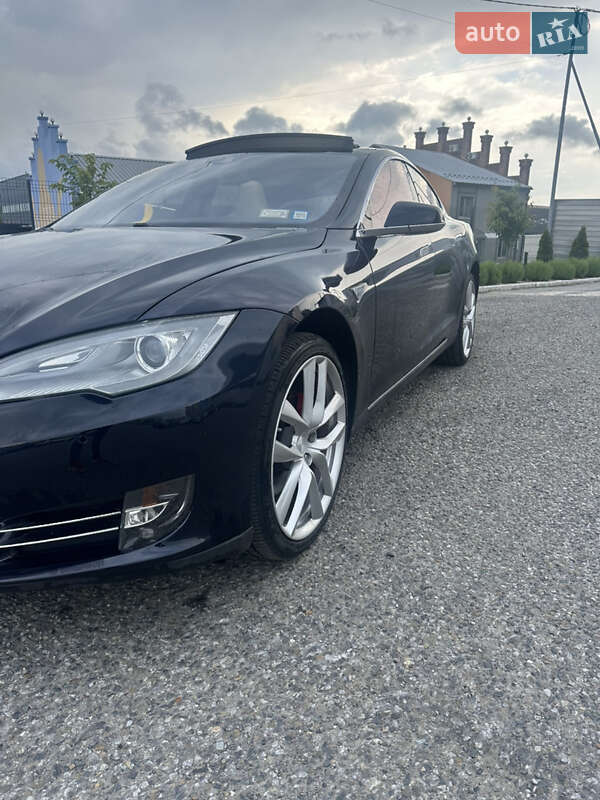 Ліфтбек Tesla Model S 2015 в Чернівцях