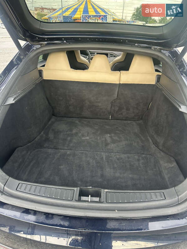 Ліфтбек Tesla Model S 2015 в Чернівцях